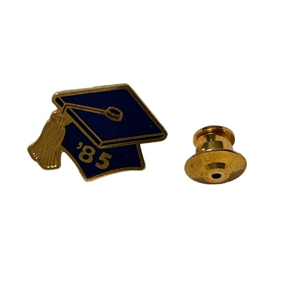 1985 Graduation Cap Enamel Lapel Pin by Danmark Cards Inc - Picture 1 of 3